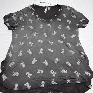 EUC Cable & Gauge Skull Print  High Low V-Neck T-shirt Size Med   *D**